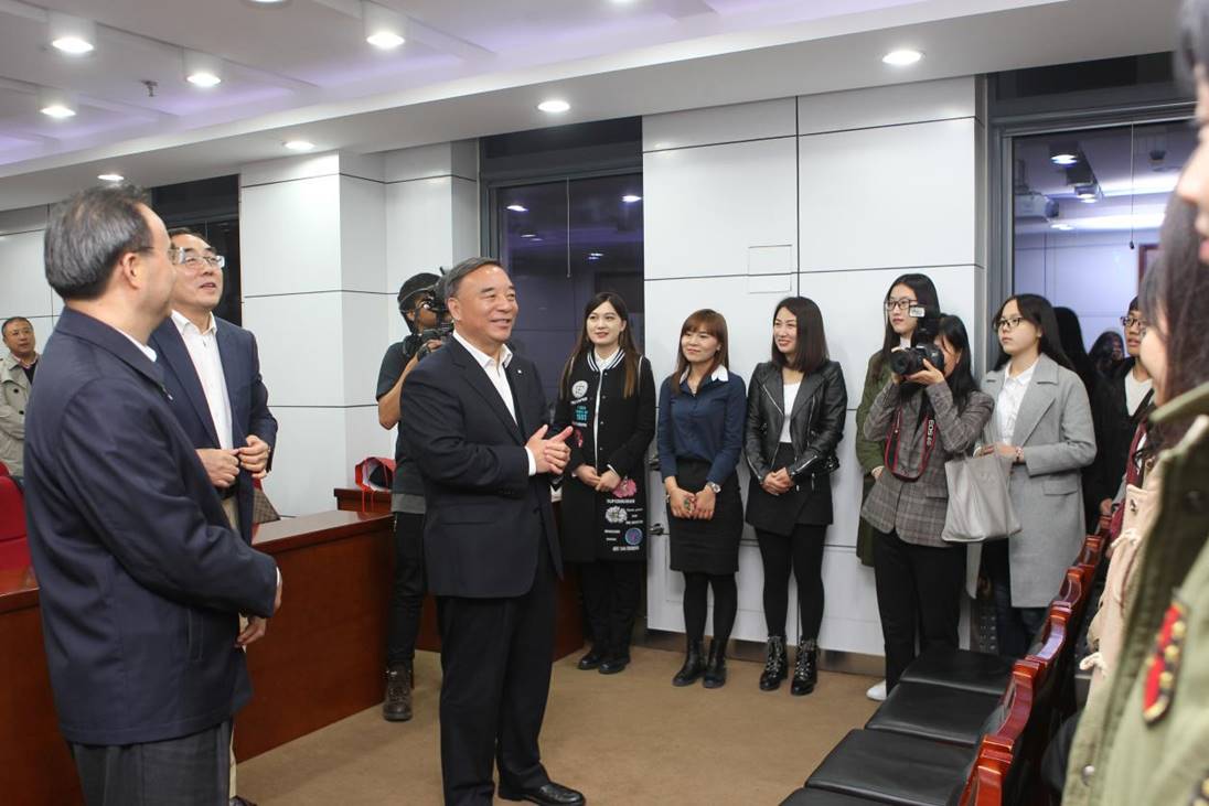 蓟门法治金融论坛嘉宾与av在线
学生代表见面会暨论坛首次在线直播成功举办