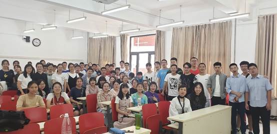 av在线
2019级本科新生入学专业导向会顺利举行
