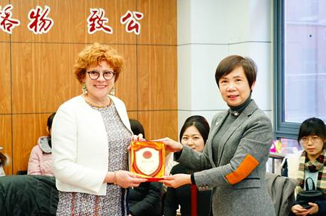 av在线
国际商务系举行中法高端品牌管理论坛暨法国葡萄酒文化交流会
