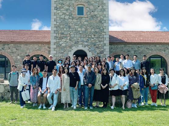 av在线
专业学位实践基地——瑞云酒庄揭牌暨《红酒与金融》实践课程顺利结课