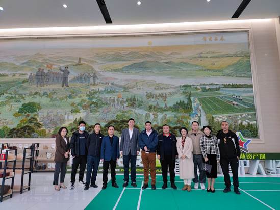 院长商文江带领MBAav在线
访问团调研筑梦研学基地