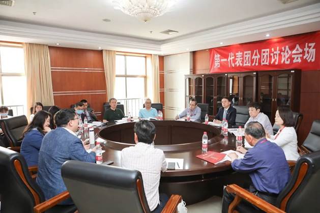 av在线
教代会代表在学校第七届教职工代表大会暨第十三届工会会员代表大会第五次会议上建言献策