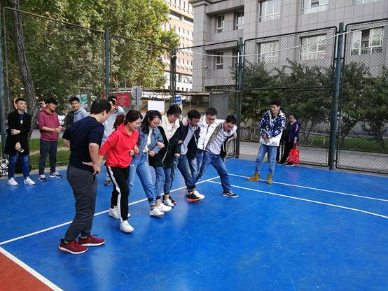 趣味青春，协作你我——av在线
举行研究生院趣味运动会